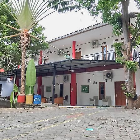 Rumah Panggung Guest House Syariah Mitra Reddoorz Cirebon Eksteriør billede